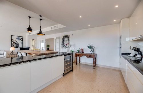 Benahavis Apartment | Apartment 'Spacious 2-Bed Capanes Del Golf' with Mountain View and Air Conditioning