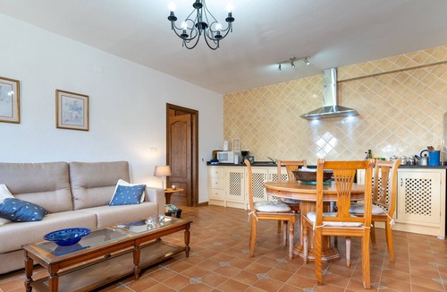 Algarinejo Apartment | Appartement met Uitzicht op de Bergen met Eigen Tuin
