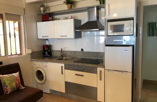 El Palo Apartment | APT.1ST LINE BEACH. AT STREET LEVEL. 2 BEDROOMS/4 PERSONS. WIFI AND NETFLIX.