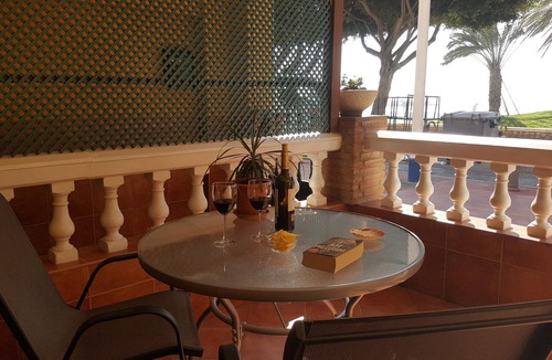 El Palo Apartment | APT.1ST LINE BEACH. AT STREET LEVEL. 2 BEDROOMS/4 PERSONS. WIFI AND NETFLIX.