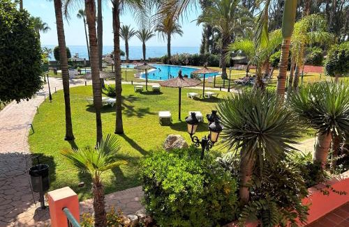 Puerto de la Duquesa Apartment | Apto con salida directa a la Playa, Piscinas, y rodeado de Naturaleza