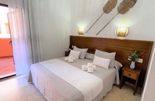 Puerto de la Duquesa Apartment | Apto con salida directa a la Playa, Piscinas, y rodeado de Naturaleza