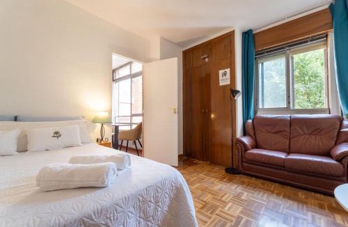 Arganzuela Apartment | Atocha Apartments, Central Location Terrace, Kitchen, Fast WiFi, metro nearby