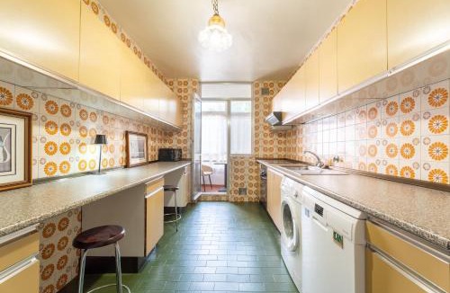 Arganzuela Apartment | Atocha Apartments, Central Location Terrace, Kitchen, Fast WiFi, metro nearby