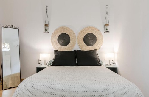 Historical Center Apartment | AvantiStays La Campana, con un balcón que te enamorará del ambiente de Sevilla