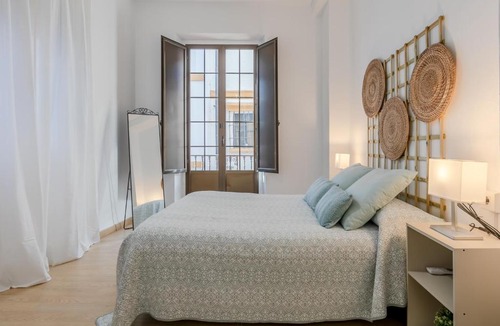 Historical Center Apartment | AvantiStays La Campana, con un balcón que te enamorará del ambiente de Sevilla