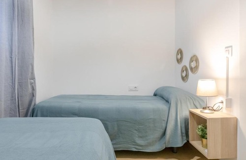 Historical Center Apartment | AvantiStays La Campana, con un balcón que te enamorará del ambiente de Sevilla