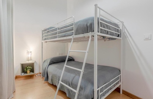 Historical Center Apartment | AvantiStays La Campana, con un balcón que te enamorará del ambiente de Sevilla