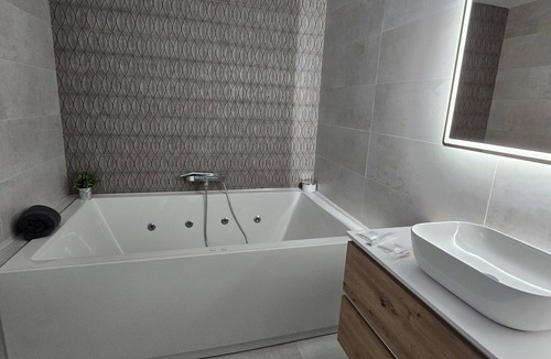 Carratraca House | BANDERAS & SPA ESTUDIO HIDROMASSAGE VERA (CAMINITO DEL REY/MASSAGE ON REQUEST)