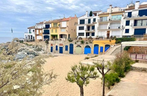 Ciudad Universitaria House | Beachfront Calella Duplex