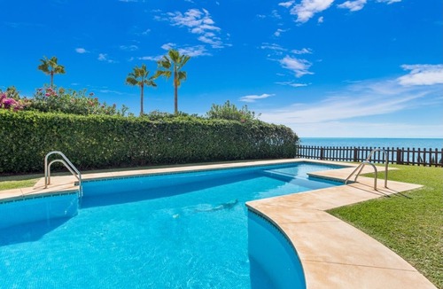 Carib Playa Cottage | Beachfront Escape 3 Bed House - Stunning Sea Views