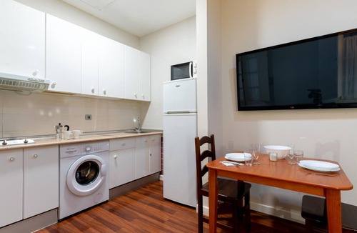 Alameda Apartment | Beautiful 1-bedroom apartment inside a typical Andalusian patio