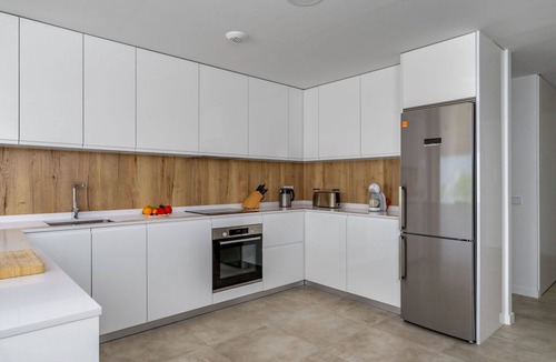 Urbanizacion Puerto de Estepona Apartment | Beautiful apartment for 6 guests with A/C, WIFI, hot tub, pool, TV, terrace and parking