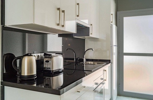 Urbanizacion Hacienda las Chapas Apartment | Beautiful apartment for 5 people with A/C, pool, WIFI, TV, terrace, pets allowed and panoramic v.