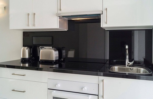 Urbanizacion Hacienda las Chapas Apartment | Beautiful apartment for 5 people with A/C, pool, WIFI, TV, terrace, pets allowed and panoramic v.