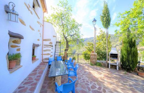 Laroya House | Beautiful holiday home in Laroya with shared pool
