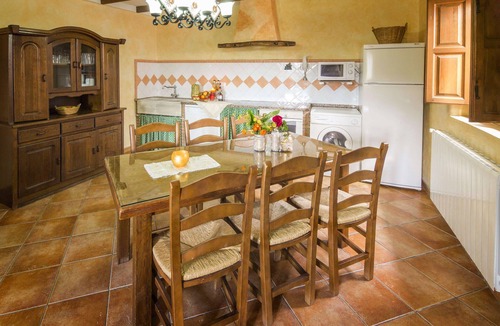 Laroya House | Beautiful home in Laroya with outdoor swimming pool