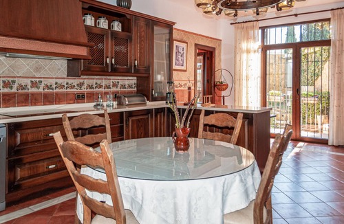 Otura House | Beautiful home in Otura with kitchen