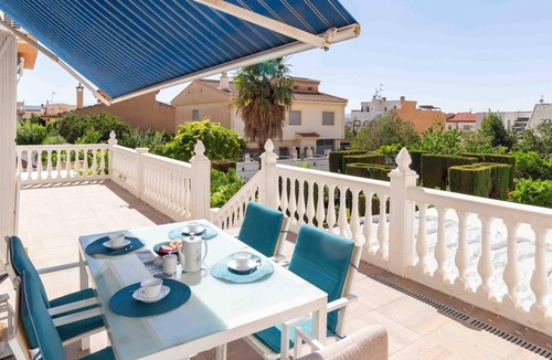 Durcal Villa | Beautiful house with 5 bedrooms, pool, gardens and wifi