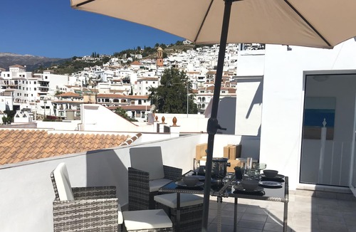 Competa House | Beautiful modern 1 bed bijou town house, stunning roof terrace