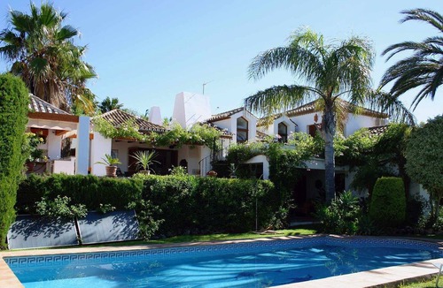 Urbanizacion Puerto de Estepona House | Beautiful villa with sea views and private pool in the Seghers