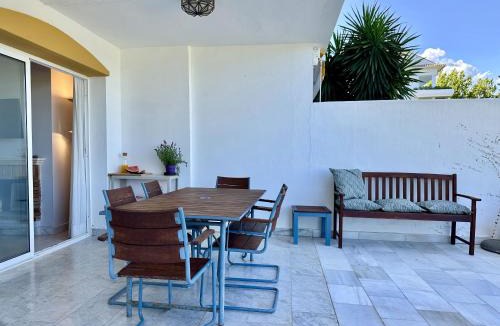 Guadalmina Apartment | Blue House in Guadalmina Baja, with a large terrace overlooking the Golf