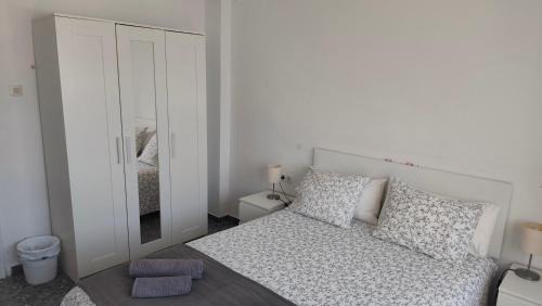 Puerto Real Bed & Breakfast | BNB LOLA - Habitacion con Baño privado en el pasillo y aire acondicionado