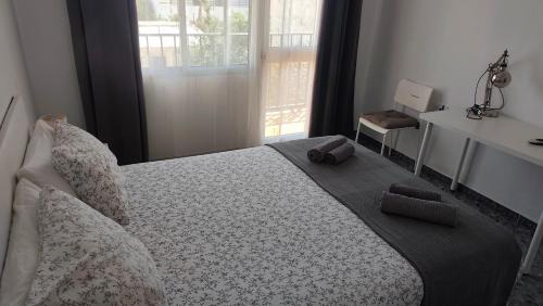 Puerto Real Bed & Breakfast | BNB LOLA - Habitacion con Baño privado en el pasillo y aire acondicionado
