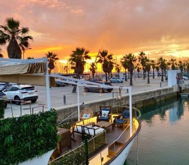 La Linea de la Concepcion Boat Rental | Boat Haus - Casas Flotantes frente a Gibraltar