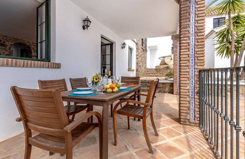 Malaga-Este Apartment | Bougainvillea Self Catering Accommodation With Fabulous Views and Enormous Pool