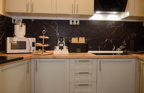 Dos Hermanas Apartment | Boutique House with Terrace, Perfect for Families & Groups, Sleeps 11, Dos Hermanas