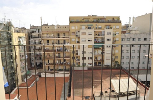Sant Antoni Apartment | Bright apartment in the center of Barcelona.