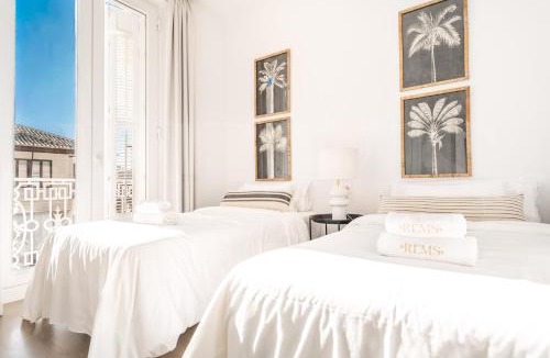 Monte Sancha Villa | Bright Classic House Near La Malagueta REMS