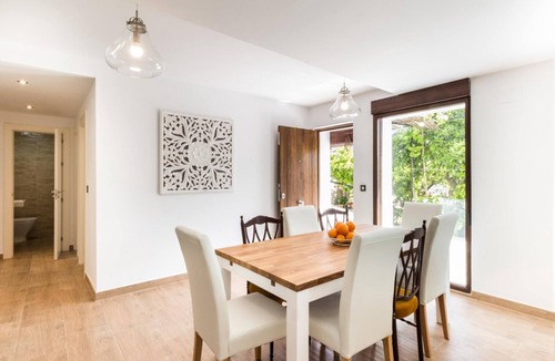 Chite Villa | Bright house with terrace and orange garden