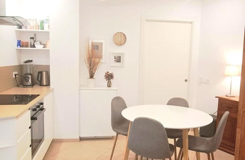 Poligono Alameda Apartment | Bright Soho Apartment with balcony in a residential neighborhood