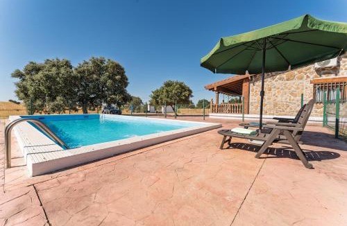 Valverde de Merida Ski Chalet | Cabaña pet-friendly con piscina y patio privado
