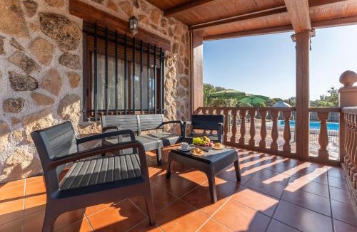 Valverde de Merida Ski Chalet | Cabaña pet-friendly con piscina y patio privado