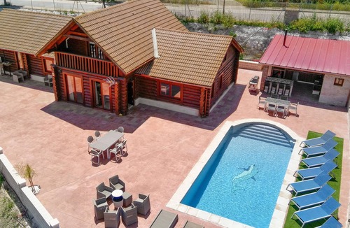 Casabermeja Cabin | Cabin 'Sunrise' with Mountain View, Wi-Fi and Air Conditioning