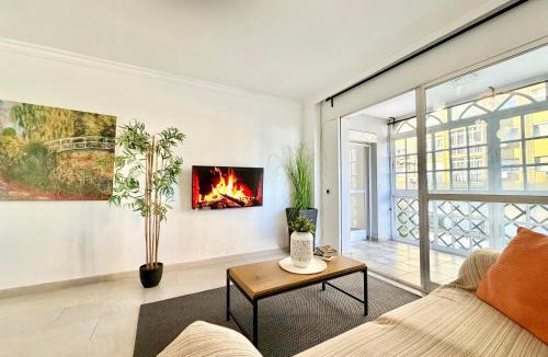 Los Naranjos Apartment | Calm Coastal Boutique Apartment for 12 by TuriVida