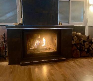 Nivar House | Casa abuhardillada con piscina y chimenea