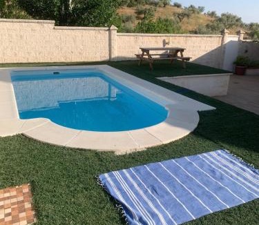 Nivar House | Casa abuhardillada con piscina y chimenea