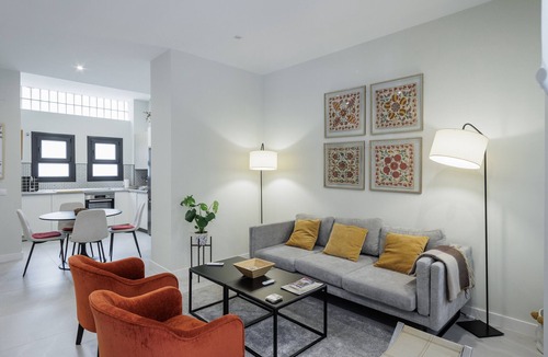 Los Remedios House | Casa Almoguera. Modern apartment in a prime location near Seville city center
