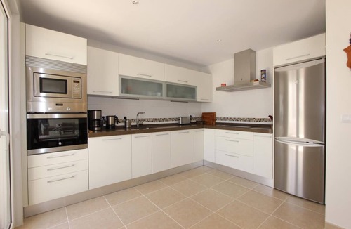 Conil de la Frontera City Center House | Casa Amistad - Modern terraced house with sea views and communal pool