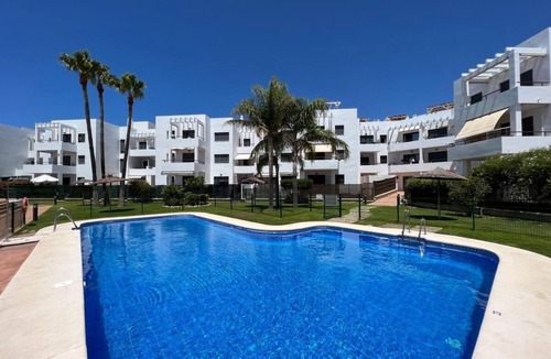 Conil de la Frontera City Center House | Casa Amistad - Modern terraced house with sea views and communal pool