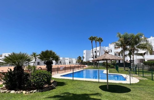 Conil de la Frontera City Center House | Casa Amistad - Modern terraced house with sea views and communal pool