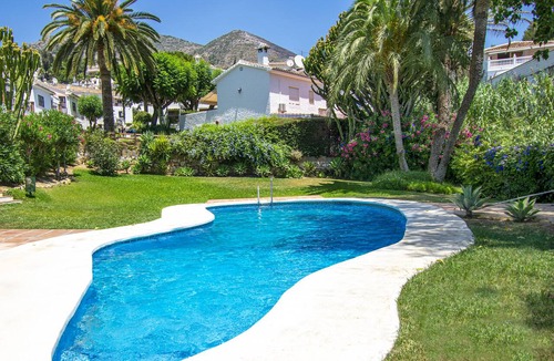 La Capellania Apartment | Casa Christabel-walk to beach, train, bus shops, bars & cafes.Fast WiFi UK TV