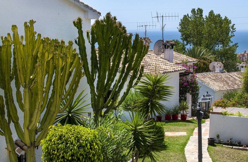 La Capellania Apartment | Casa Christabel-walk to beach, train, bus shops, bars & cafes.Fast WiFi UK TV