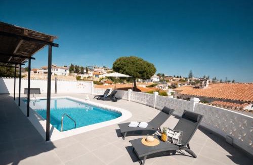 Benajarafe House | Casa con piscina y vistas al mar en Benajarafe