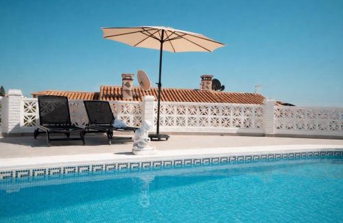 Benajarafe House | Casa con piscina y vistas al mar en Benajarafe