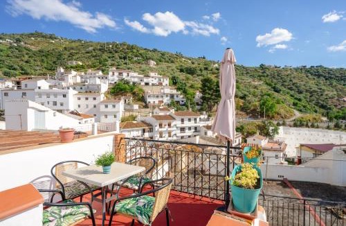 Sayalonga Apartment | Casa de la montaña - apartamento Nispero with shared roofterrace
